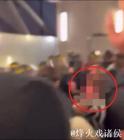 太阳报:马赛vs纽卡有球迷在厕所发生关系,后男 太阳报:马赛vs纽卡有球迷在厕所发生关系,后男